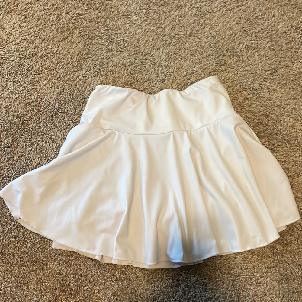 HALARA white tennis skirt